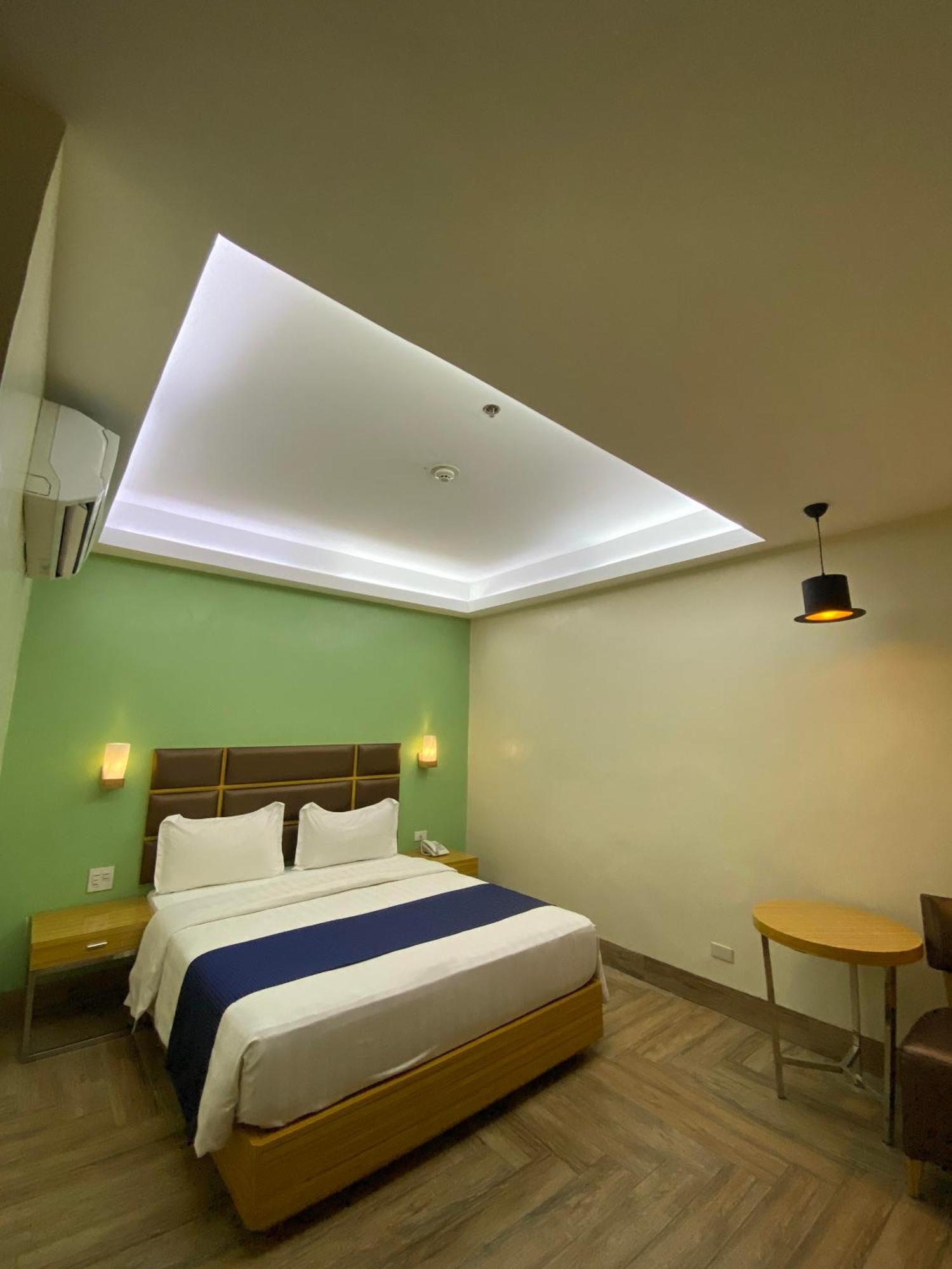 Sun Star Grand Hotel Manila Exteriör bild